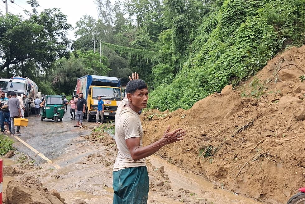 চট্টগ্রাম–রাঙামাটি সড়কে পাহাড়ধস, সড়ক যোগাযোগ ব্যাহত