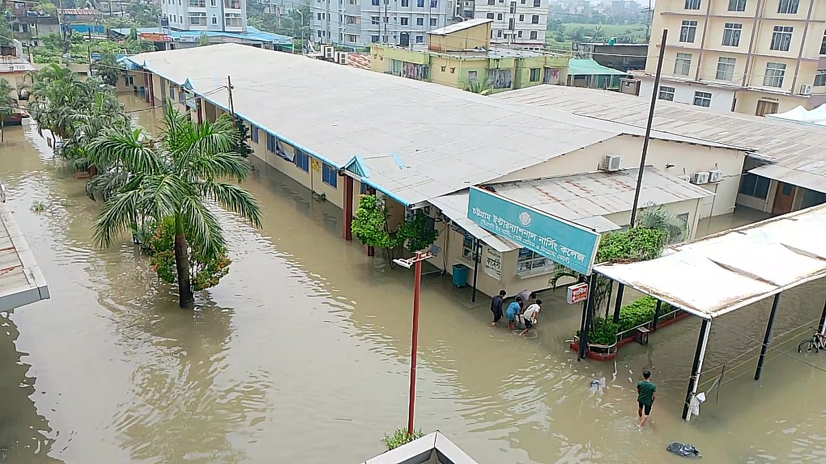 চট্টগ্রামে জলাবদ্ধতায় হাসপাতাল অচল, চিকিৎসা না পেয়েই ফিরছেন রোগীরা