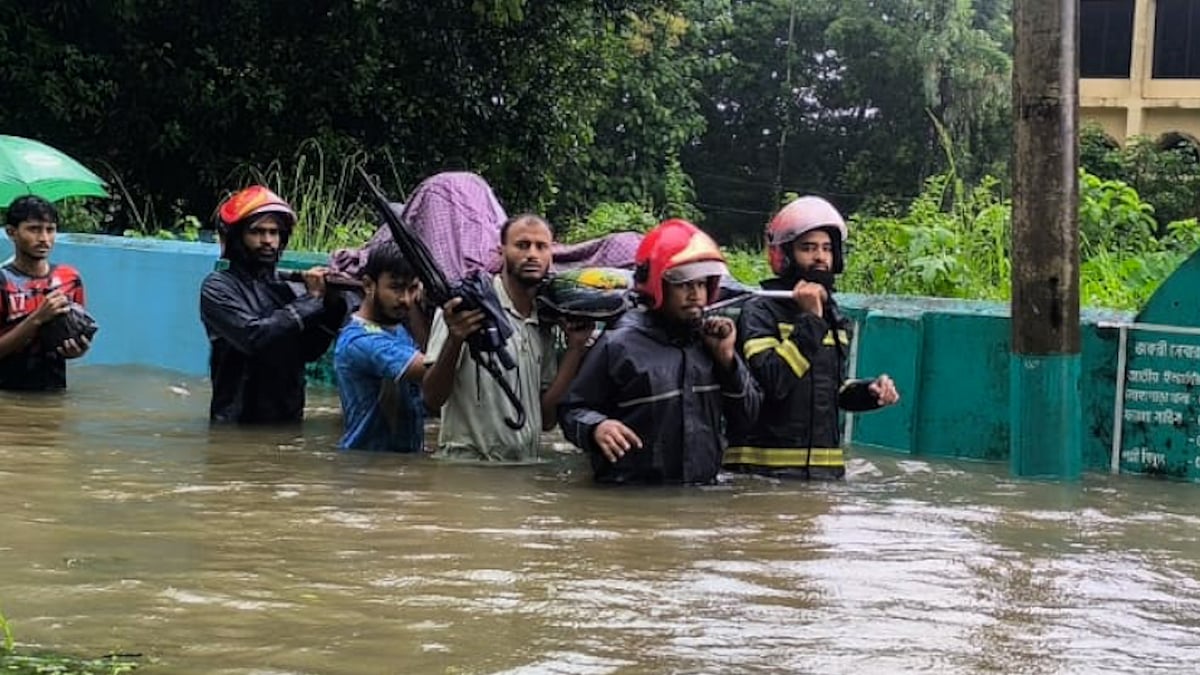 প্রসববেদনায় কাতর পানিবন্দী নারী, হাসপাতাল নিল ফায়ার সার্ভিস