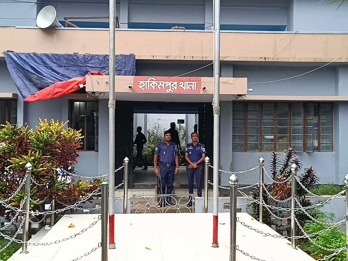 দিনাজপুরে বিয়ের দাবিতে এক নারীর অবস্থান, পরে দুজনকে নেওয়া হয় থানায়