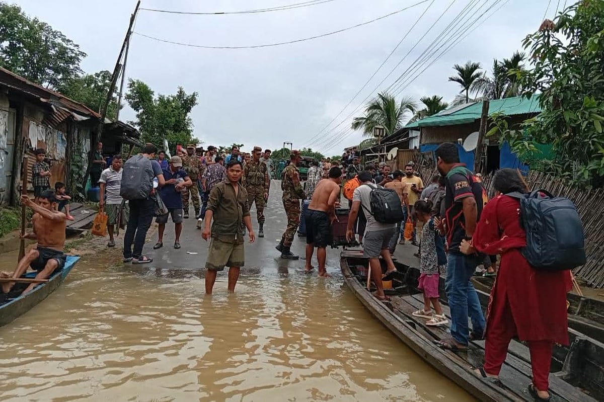 সাজেকে আটকে পড়া দেড় শ পর্যটক সেনাবাহিনীর সহায়তায় ফিরলেন