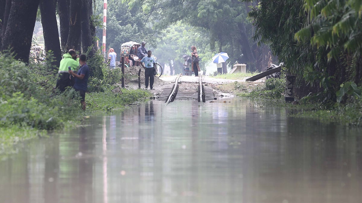 রেললাইন পানির নিচে তলিয়ে যাওয়ায় ব্যাহত হচ্ছে ট্রেন চলাচল