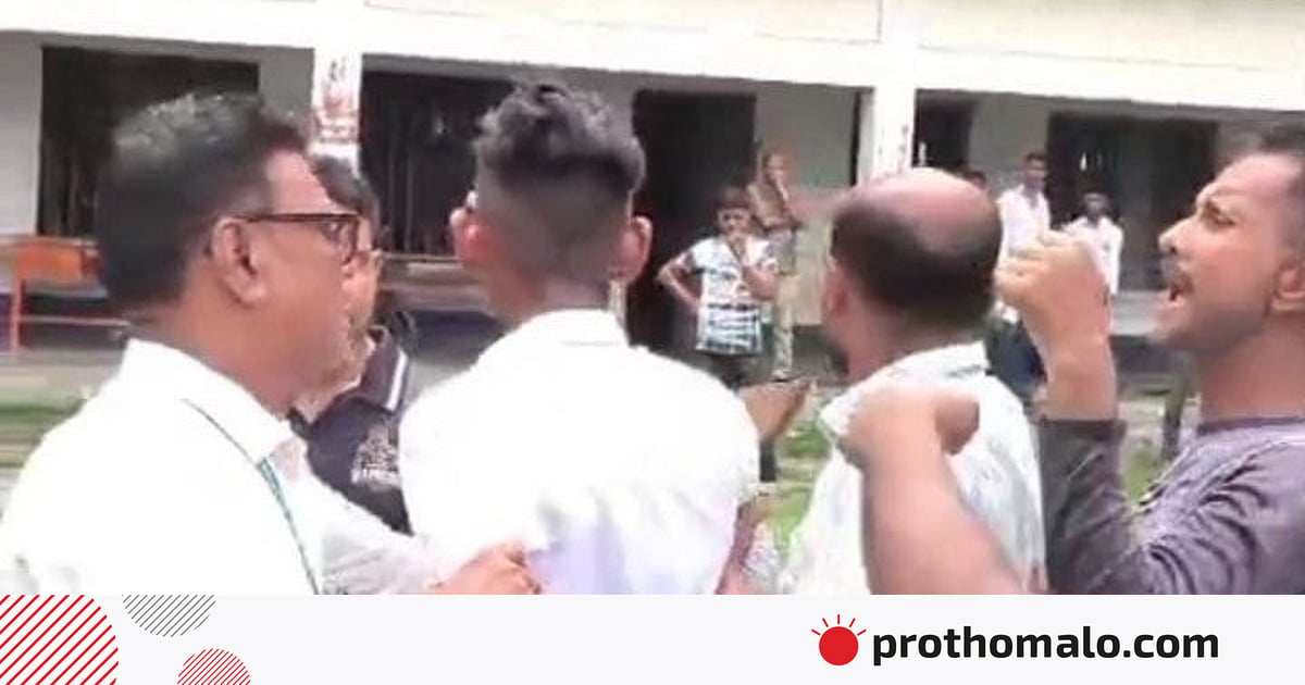বিদ্যালয়ে নাপিত ডেকে শিক্ষার্থীদের চুল কাটালেন সভাপতি, অভিভাবকদের সঙ্গে হাতাহাতি বিদ্যালয়ে নাপিত ডেকে শিক্ষার্থীদের চুল কাটালেন সভাপতি, অভিভাবকদের সঙ্গে হাতাহাতি