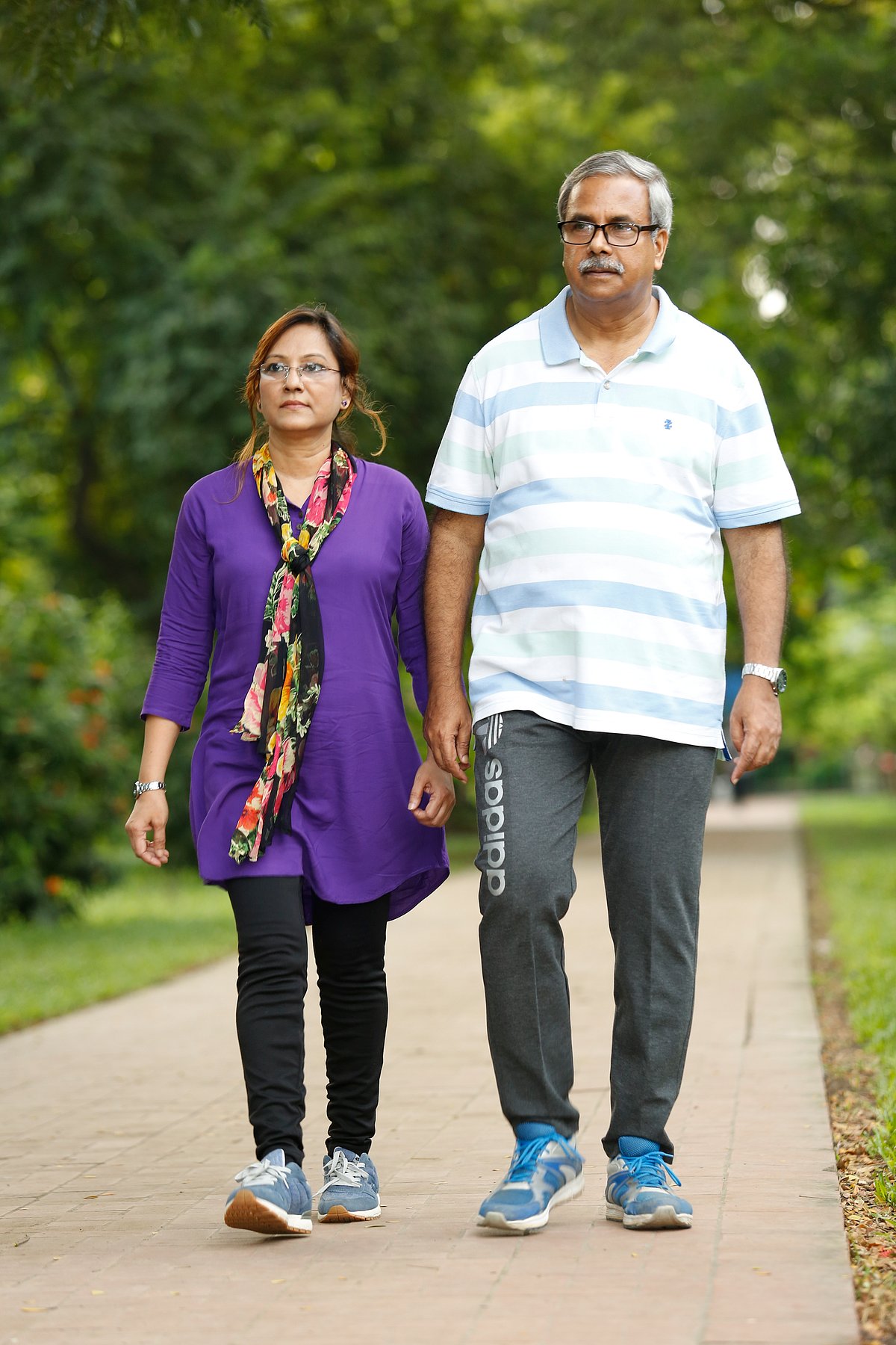 হাঁটার সময় বেখেয়াল হয়ে পড়ছেন না তো?