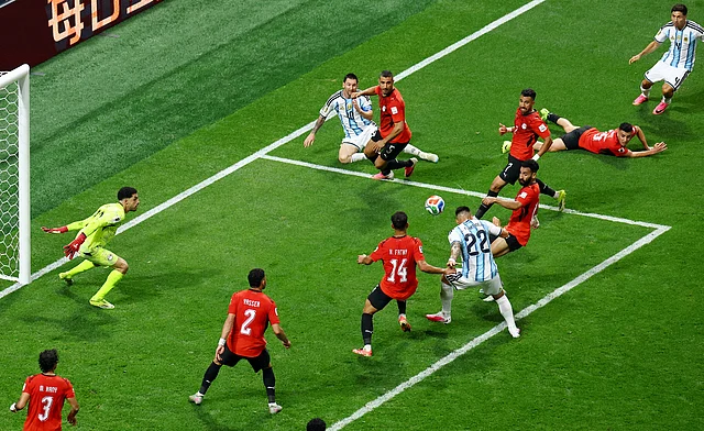 এই বলের বাতাস কেটে এগিয়ে যাওয়ার ধরণ আলাদা