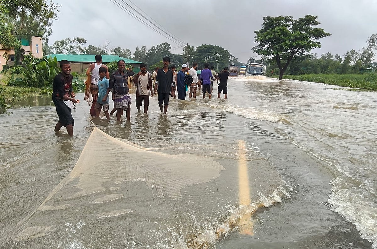 চট্টগ্রাম-কক্সবাজার মহাসড়কে হাঁটুপানি, জাল ফেলে মাছ ধরছেন বাসিন্দারা