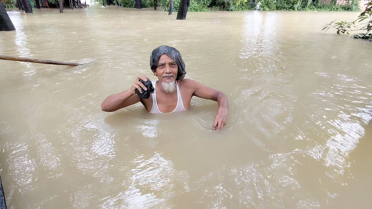বন্যায় টিনের চালে আশ্রয় নিয়েছেন চট্টগ্রামের অনেকে, পাননি ত্রাণ