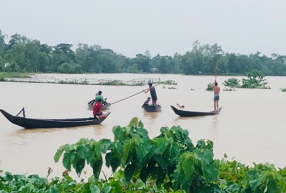 বসতঘরে পানি, নিরাপদ আশ্রয়ে যাওয়ার পথে নৌকা ডুবে শিশুর মৃত্যু