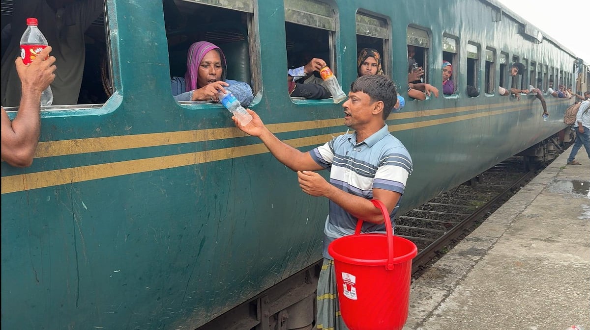 ট্রেনযাত্রীদের তৃষ্ণা মিটিয়ে ছেলের স্মৃতি খুঁজে ফেরেন মুন্নু শেখ