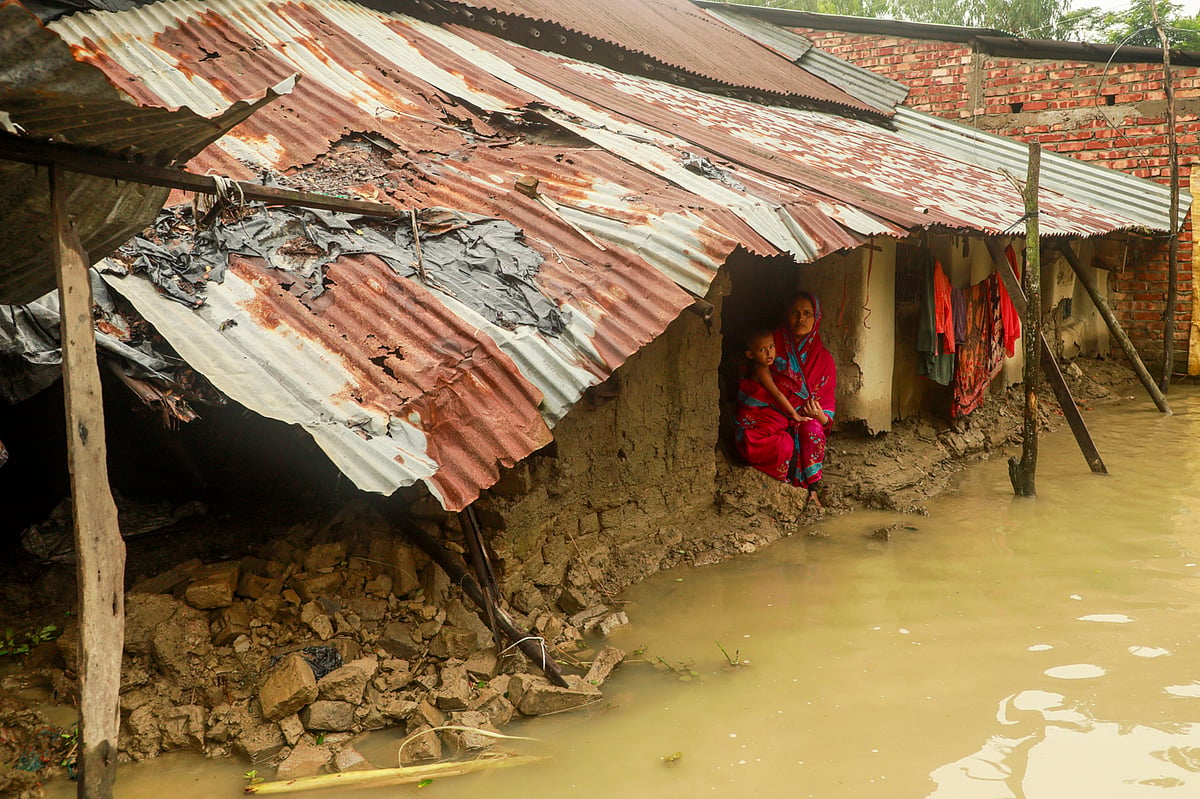 পানি কমছে, লড়াই টিকে থাকার