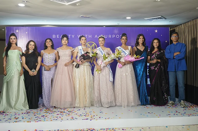 মিস ওয়ার্ল্ড বাংলাদেশের জাতীয় পরিচালক আজরা মাহমুদ ও বিচারদের সঙ্গে বিজয়ী ও দুই রানারআপ