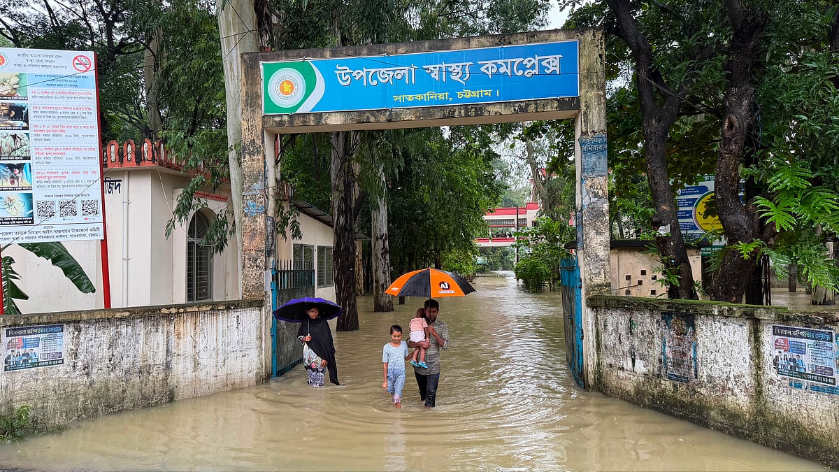 হাঁটুপানিতে ডুবে আছে সাতকানিয়া স্বাস্থ্য কমপ্লেক্স, জরুরি রোগীরা আসছেন ভেলা ও নৌকায়