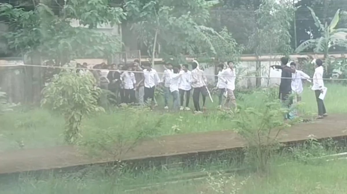 প্রশ্ন কমন না পড়ায় ‘নকলের দাবি’ শিক্ষার্থীদের, পরে কেন্দ্র ভাঙচুর