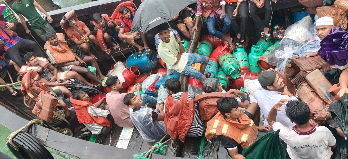 উত্তাল সাগর পাড়ি দিয়ে ট্রলারে সেন্ট মার্টিনে ফিরলেন আটকে পড়া ১৫৯ বাসিন্দা