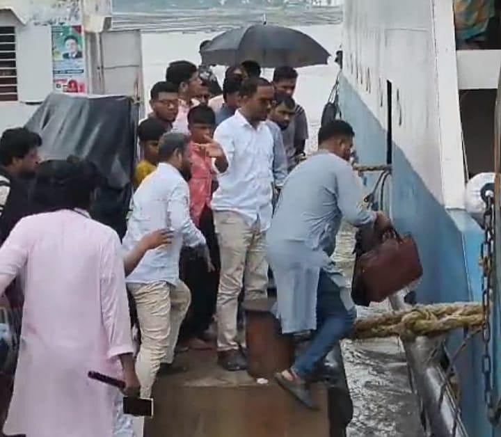 সংসদ সদস্য হান্নান মাসউদের জন্য মাঝ নদী থেকে ফেরি ফিরিয়ে আনার অভিযোগ, যাত্রীদের ক্ষোভ