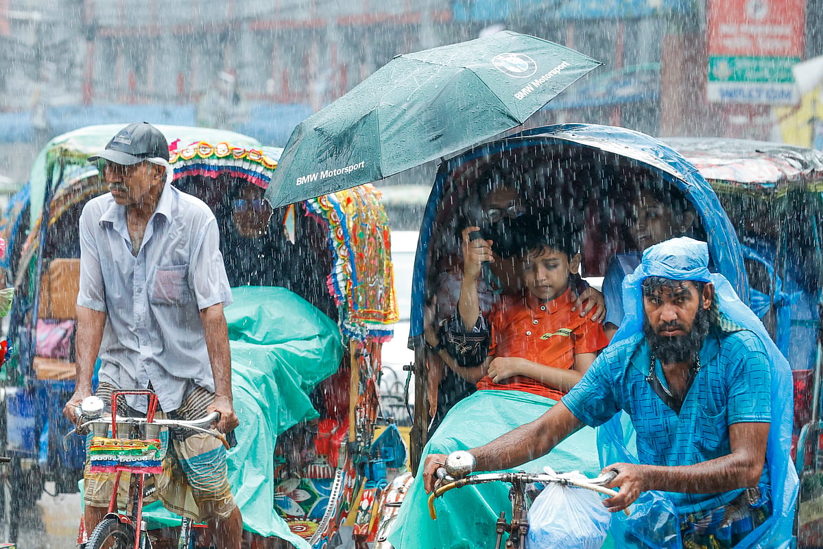 ছিটেফোঁটা বৃষ্টি নিয়ে শুরু মেঘলা দিন