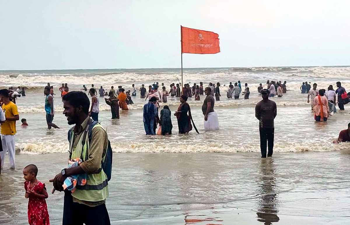 কক্সবাজার সৈকতের পাঁচ কিলোমিটারে ১৭ গুপ্তখাল, উদ্ধারে জন্য নেই ডুবুরি