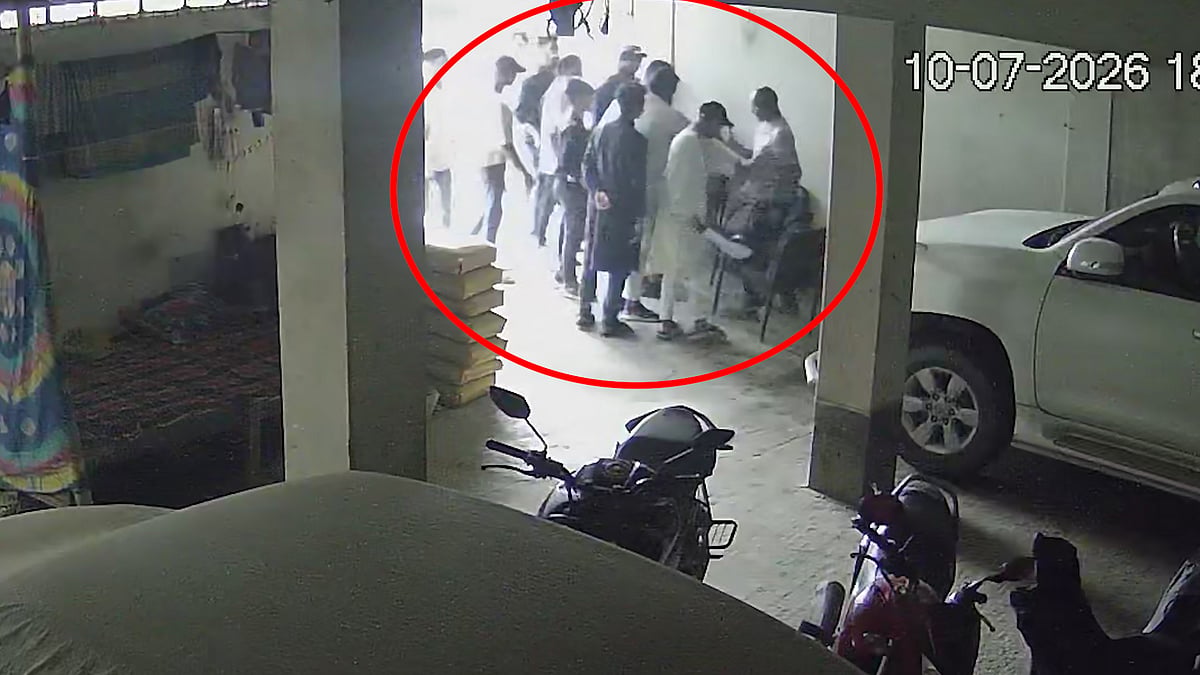 মোহাম্মদপুরে বাড়িতে ঢুকে ধারালো অস্ত্র নিয়ে হামলা, ভিডিও ভাইরাল