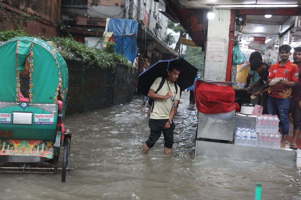 নিউমার্কেটের দোকানপাট জলাবদ্ধতার কারণে আপাতত বন্ধ