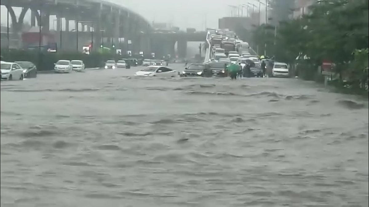 ভারী বৃষ্টিতে তলিয়ে গেছে রাজধানীর বিভিন্ন সড়ক, দুর্ভোগে মানুষ