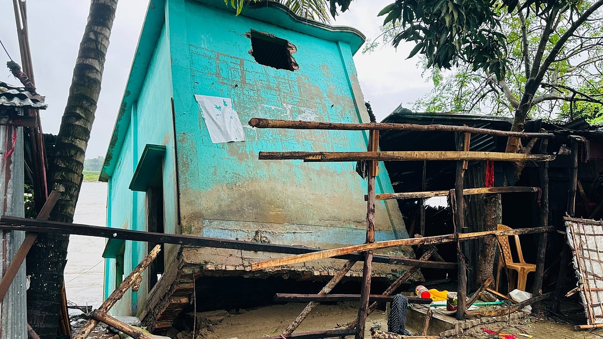 ‘চোখের সামনে ঘরটা নদীতে চলে যাচ্ছে, যাওয়ার কোনো জায়গাও নেই’