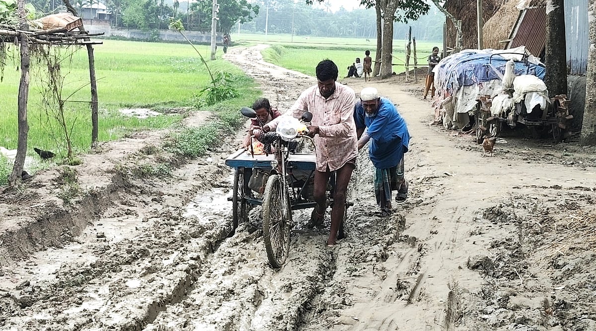 সংসদ সদস্যকে দিয়ে ‘উদ্বোধনী অনুষ্ঠান’ করিয়ে সাড়ে তিন কিলোমিটার সড়কের ইট চুরি