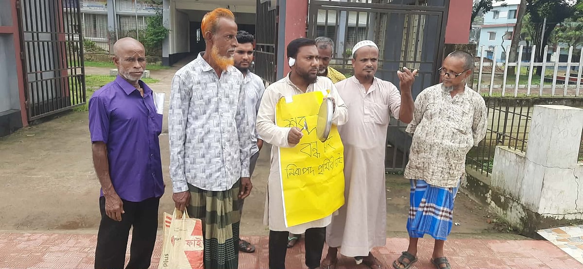 শব্দদূষণের প্রতিবাদে ইউএনও কার্যালয়ের সামনে থালা-চামচ বাজালেন কলেজশিক্ষক