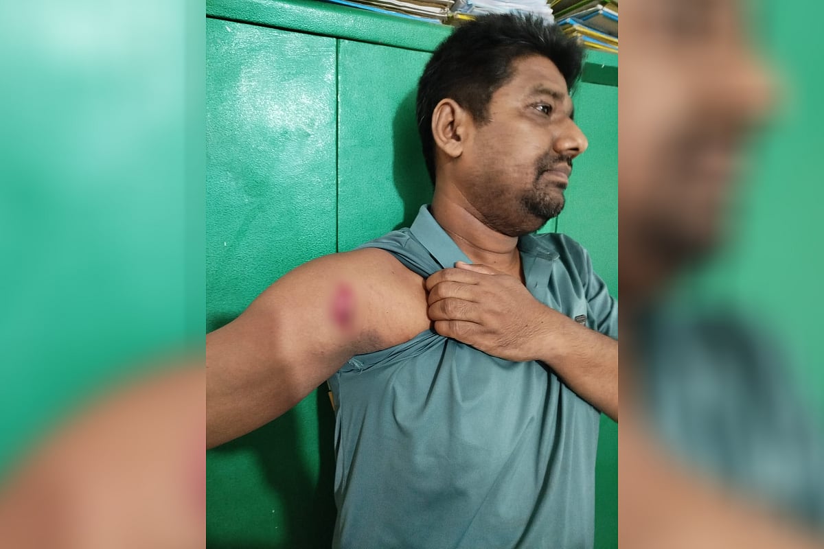 শরীয়তপুরে শিক্ষা কার্যালয়ে কর্মকর্তাকে কুড়াল দিয়ে কুপিয়ে জখম, প্রধান শিক্ষক আটক