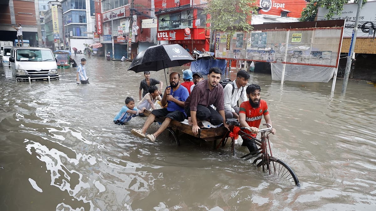 ঢাকায় জলজট, চট্টগ্রামে বন্যার শঙ্কা; ২৪ ঘণ্টা ভারী বৃষ্টির সতর্কতা