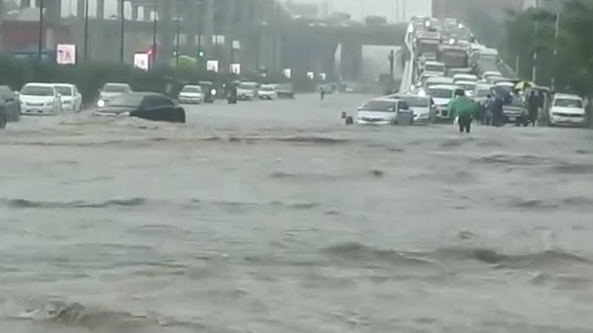 বৃষ্টির পানিতে থই থই ঢাকার রাস্তা, ভোগান্তিতে যাত্রীরা