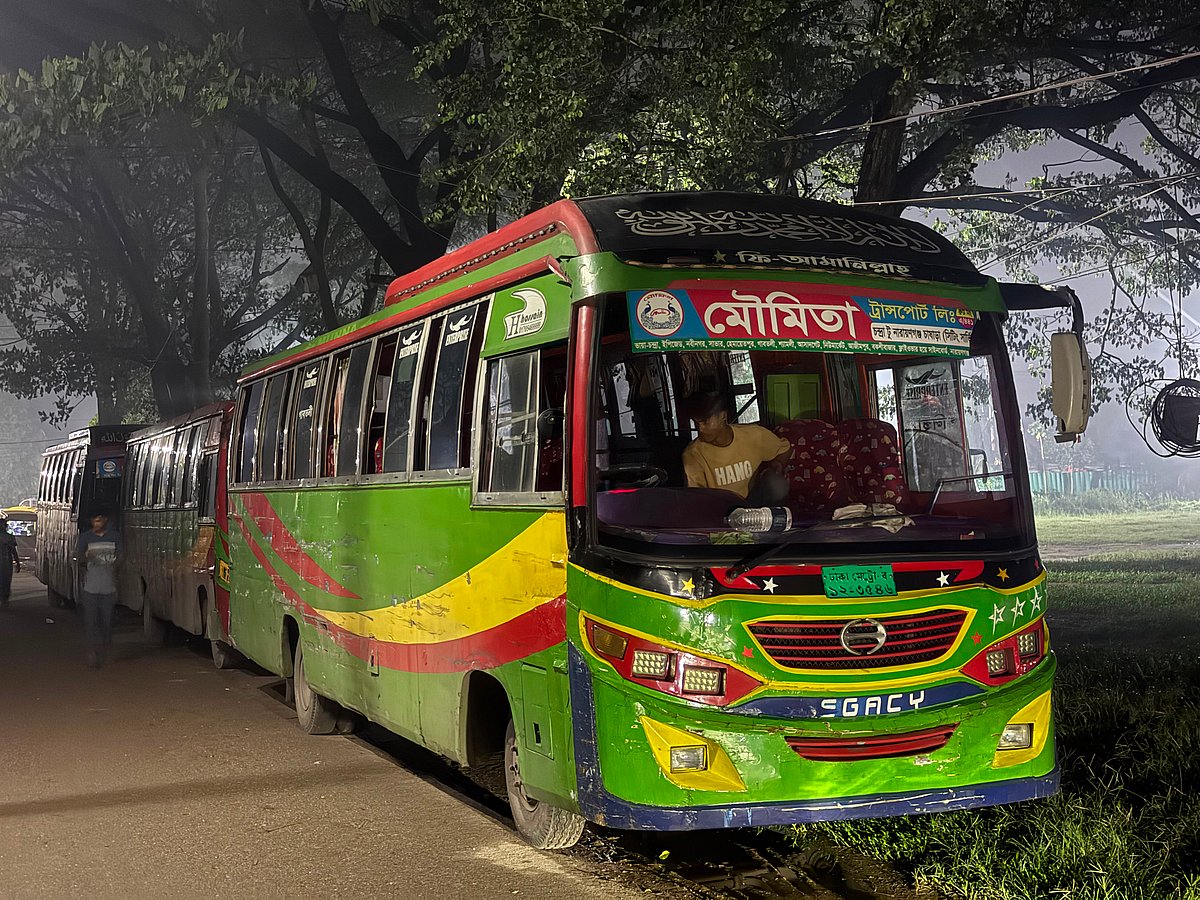 হাফ ভাড়া নিয়ে জাহাঙ্গীরনগরের শিক্ষার্থীর সঙ্গে কথা–কাটাকাটি, ছয়টি বাস আটক