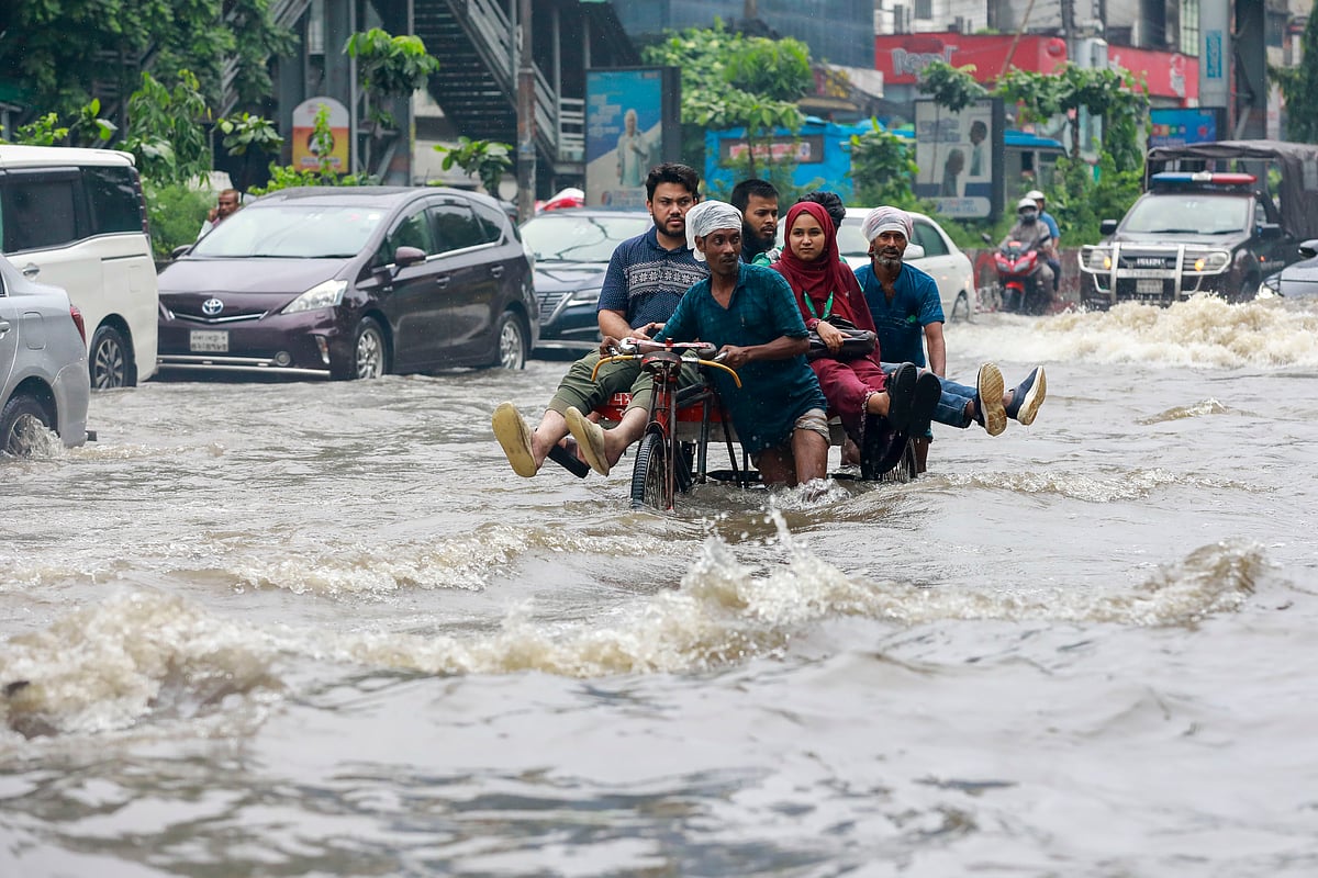 বৃষ্টি–জলাবদ্ধতায় রাজধানীতে দুর্ভোগের দিন