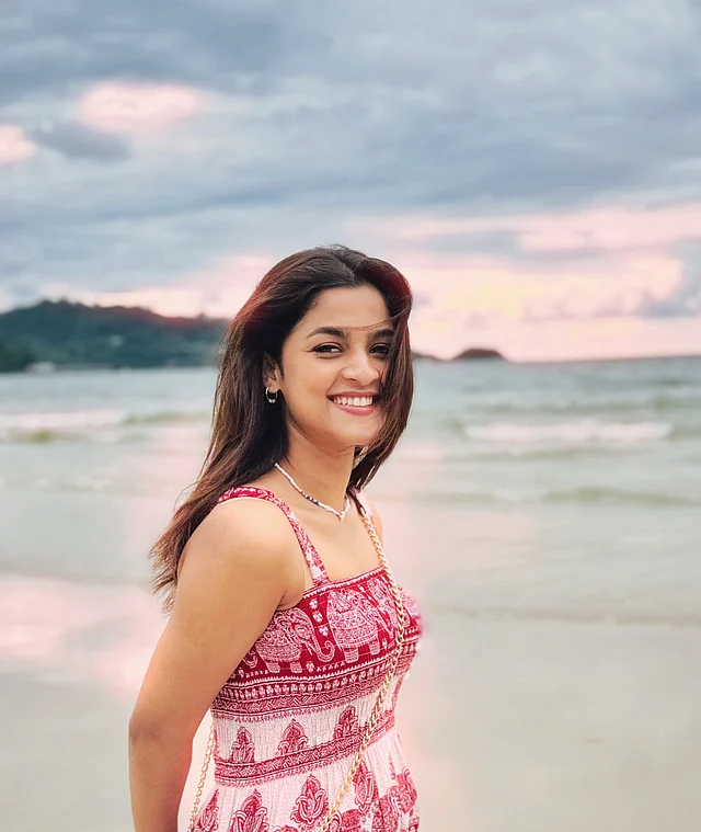 গলায় ছোট্ট বিডসের নেকলেস, কানে মিনিমাল হুপ কানের দুল, হাতে স্মার্টওয়াচ—সব মিলিয়ে ছিমছাম সাজে ধরা দিয়েছেন একেবারে ভ্যাকেশন মুডে।