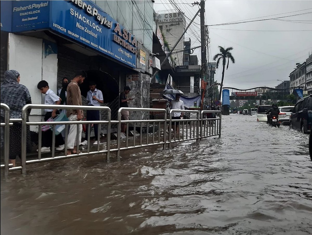 বিলাই–কুত্তা বৃষ্টিতে এক কেরানির জার্নি বাই ফুট