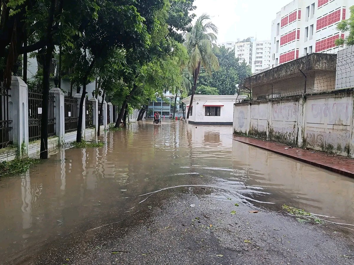 ভারী বৃষ্টিতে ঢাকা বিশ্ববিদ্যালয়ে জলাবদ্ধতা, বিদ্যুৎ সরবরাহ বন্ধ ছাত্রীদের দুই হলে