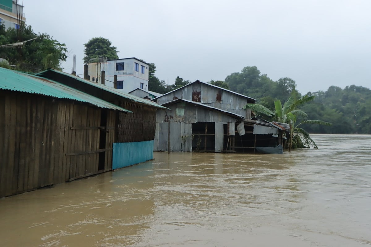 বান্দরবান শহরের অধিকাংশ এলাকা এখনো পানির নিচে, যোগাযোগ অবকাঠামো ও কৃষিতে ব্যাপক ক্ষতি