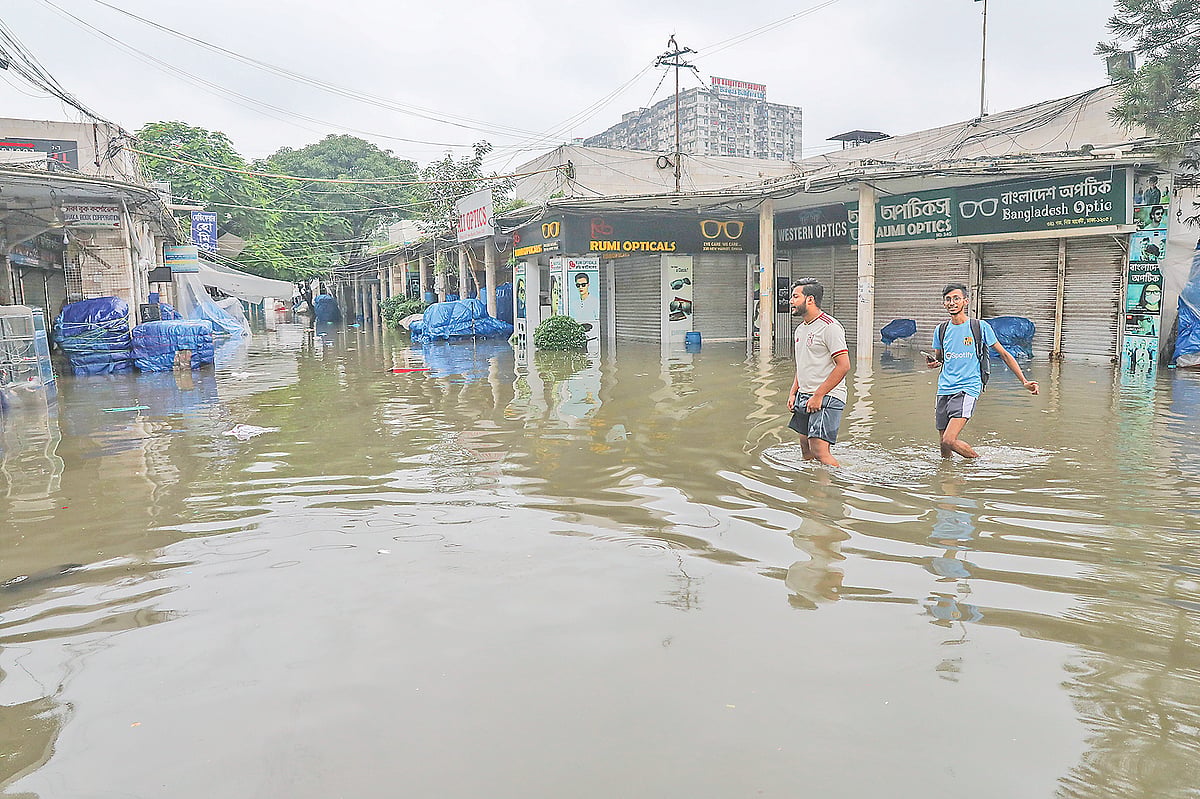 বৃষ্টিতে ক্রেতা কম, বেড়েছে কিছু পণ্যের দাম