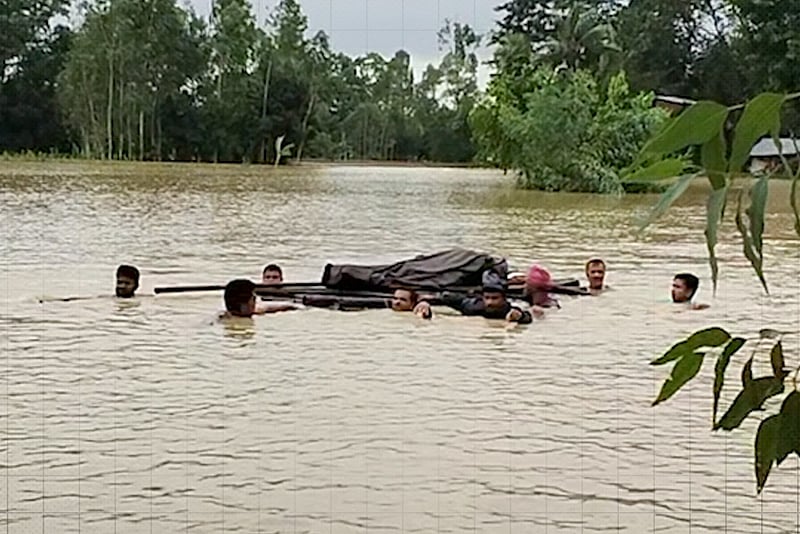 বাড়িতে বুকসমান পানি, ভেলায় ভাসিয়ে নেওয়া হলো মরদেহ