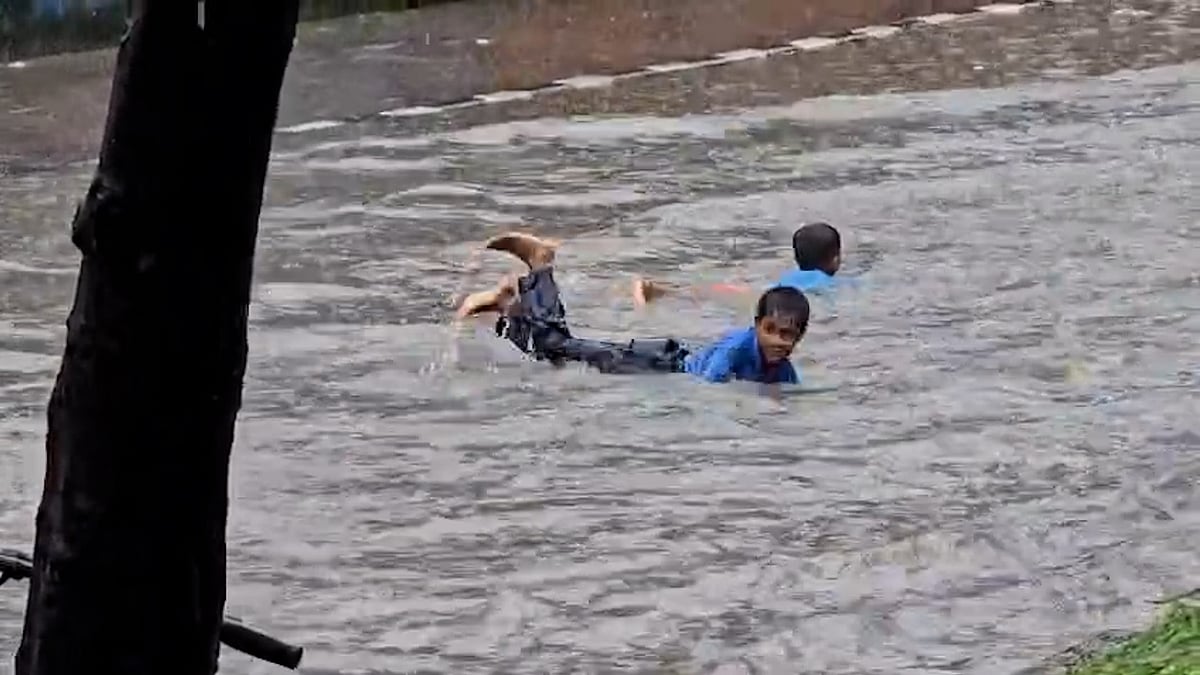 রাজধানীর সড়কে জমে থাকা পানিতে নেমে পড়ছে শিশুরা