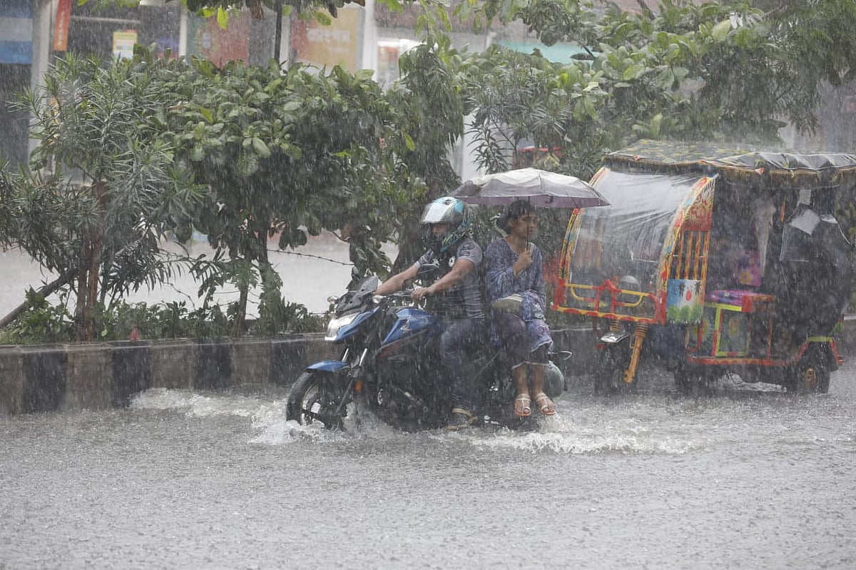 বৃষ্টিতে ডুবল রাজধানীর পথ, থামেনি মানুষ