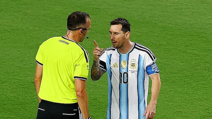 ‘আমার সঙ্গে ঠিকভাবে কথা বলুন’—রেফারিকে মেসি