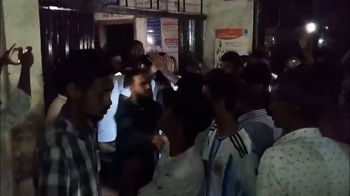 চিকিৎসাধীন রোগীর মৃত্যুর জন্য চিকিৎসকের অবহেলার অভিযোগ, নেত্রকোনায় হাসপাতালে ভাঙচুর