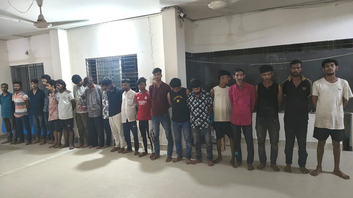 টঙ্গীতে মাদকবিরোধী অভিযানে পুলিশের গাড়ি ঘিরে ধরার চেষ্টা, সাউন্ড গ্রেনেড নিক্ষেপ