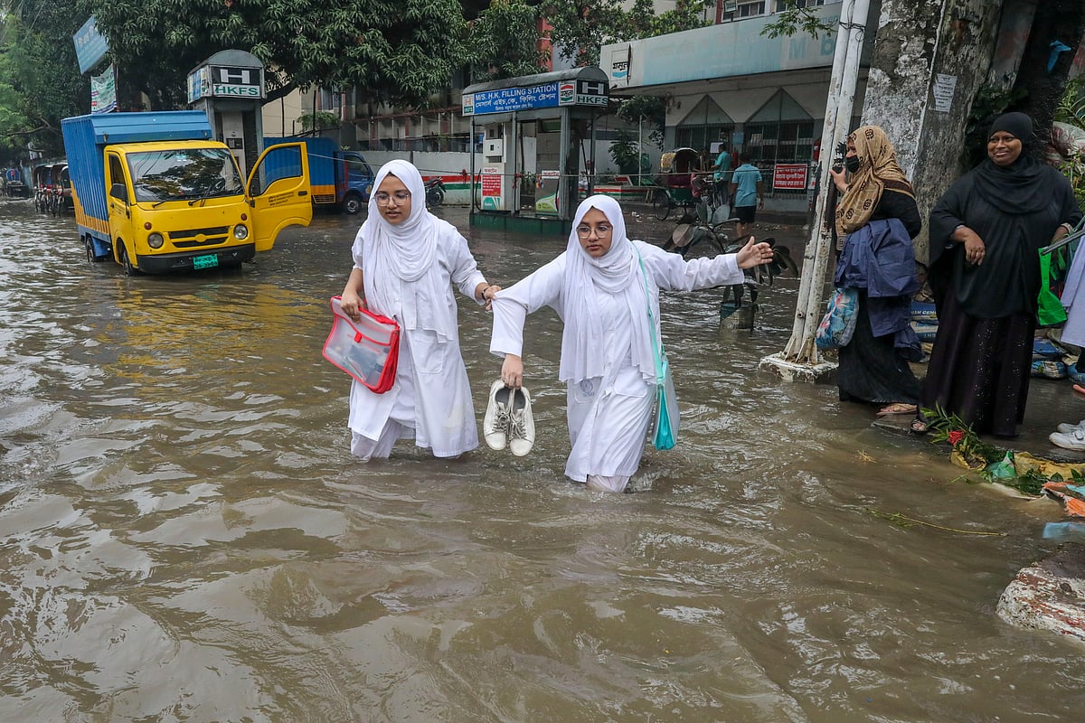 বৃষ্টিতে আবার ডুবল ঢাকার অনেক সড়ক