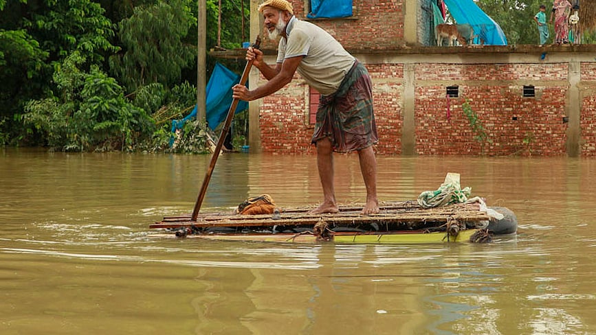 মরিচ্যাপাড়া এলাকায় বাঁশ ও কলাগাছ দিয়ে তৈরি ভেলায় এখন চলাচল করতে হচ্ছে।