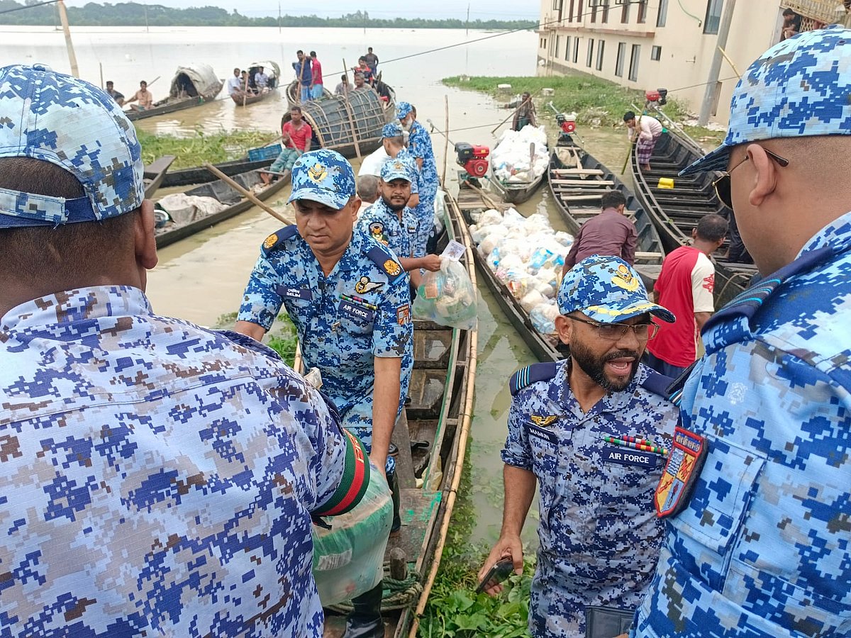 চট্টগ্রাম ও সিলেটে বন্যাকবলিত এলাকায় মানবিক সহায়তায় বিমানবাহিনী