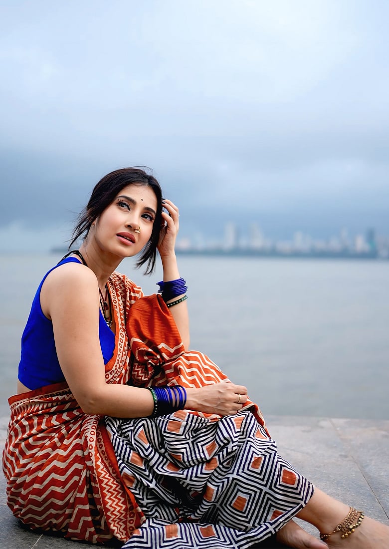 মুম্বাইয়ের মেঘ-বৃষ্টিতে শাড়ির লুকে মোহ ছড়ালেন টালিউড ডিভা