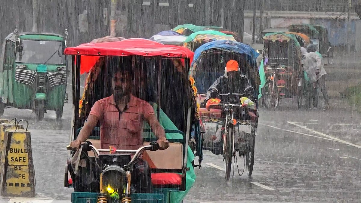 আরও পাঁচ দিনের বৃষ্টির আভাস, বাড়ছে জলাবদ্ধতা ও দুর্ভোগের শঙ্কা
