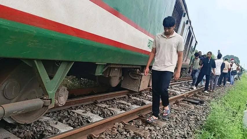 নাটোরে ট্রেন লাইনচ্যুত, উত্তরবঙ্গের সঙ্গে ঢাকার রেল যোগাযোগ বন্ধ