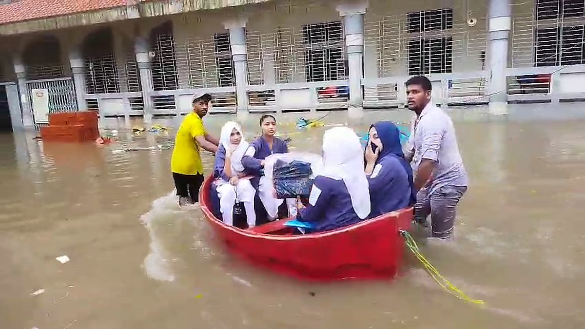 প্লাস্টিকের নৌকায় করে পরীক্ষা দিতে যাচ্ছেন এইচএসসি পরীক্ষার্থীরা